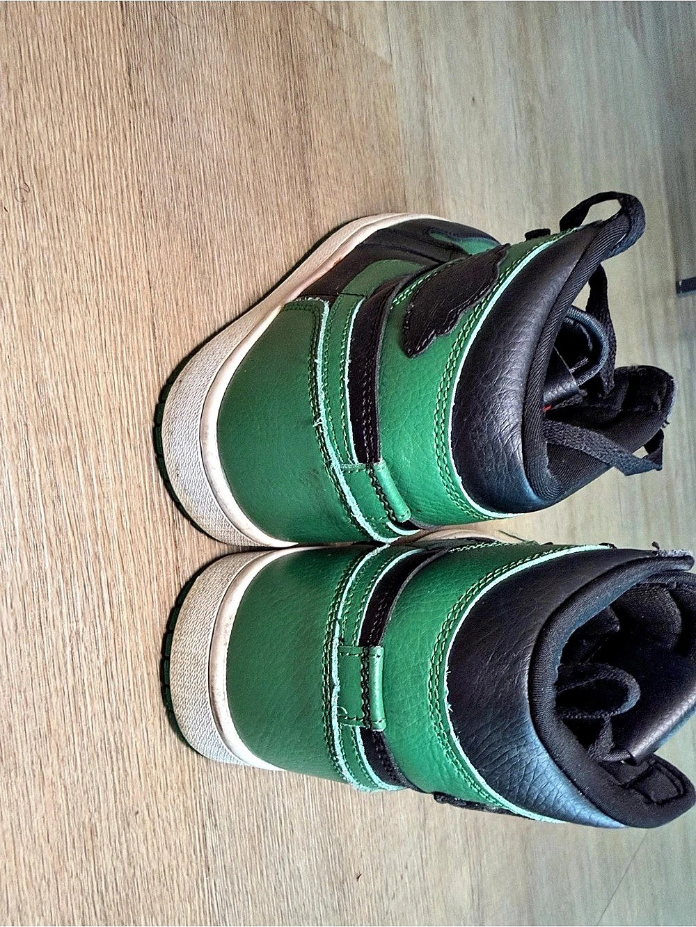 Nike Air Jordan 1 High-Top Sneakers in Green & Black - Picture 6 of 9